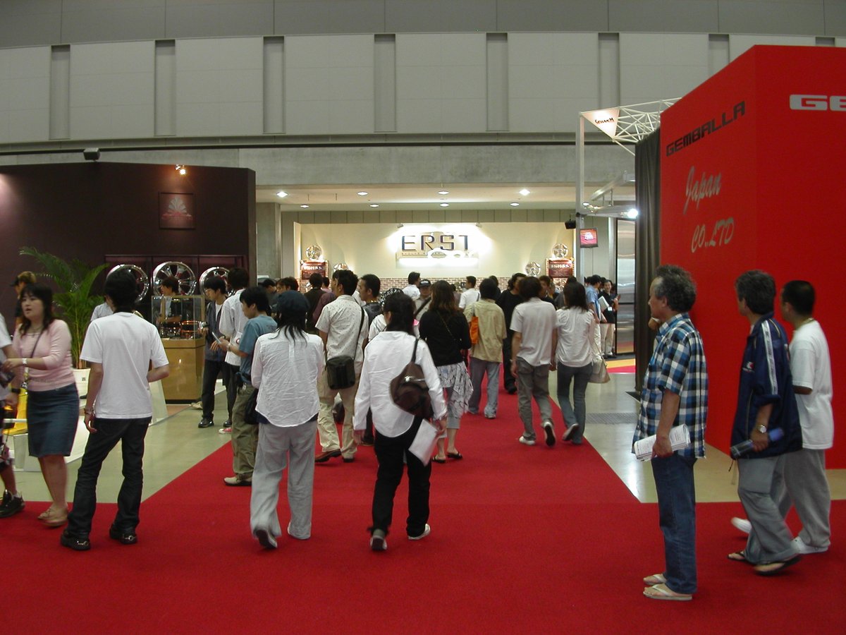 erst_japan's tweet photo. ERST ARCHIVES — 2004

2004年。
ERSTが初めて挑んだ、大規模イベント。
TOKYO SPECIAL IMPORT-CAR SHOW 2004.
当時、こうしたカスタムカーイベントで
VOLVOを出展するメーカーは、ほとんどありませんでした。
それでもERSTは、VOLVOでこの舞台へ。

「VOLVOを、もっとスポーティーに。」
まだVOLVOカスタムが今ほど知られていなかった時代から、
ERSTはその可能性を発信してきました。

あれから22年。
その想いは、今も変わりません。

#ERST #VOLVO