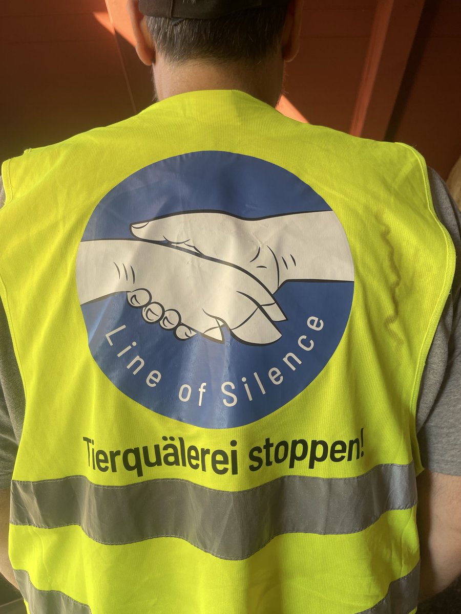 Robert88125504's tweet photo. Heute unterwegs für die Animal Pride.
Für die Line of Silence an der Animal-Uprising

Die Animal Uprising Week kommt auch dieses Jahr.

Ich trete als Tierrechtsanwalt auf.

Mach mit und vertrete die Tiere.

Danke für dein Engagement.
 #animaluprisingweek  #animaluprising https://t.co/f1JB0qIZ68