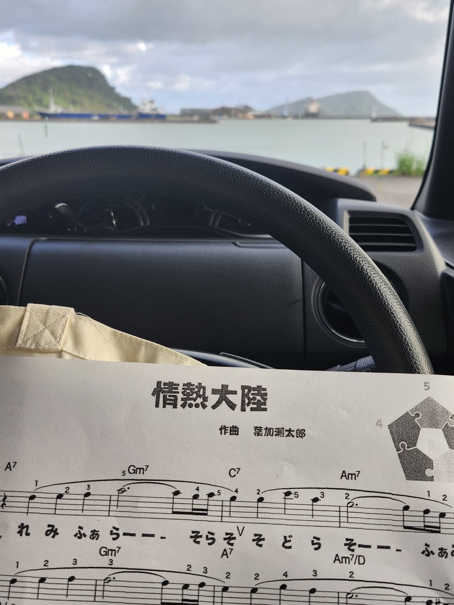 _ti_maki_'s tweet photo. 娘が英語教室行ってる間に練習～

こちとら五線譜をたどってやっと音符読めるかな～位ですが。

今日楽譜貰って明日本番ですけど大丈夫でしょうか！？ https://t.co/YWmDXFptWF