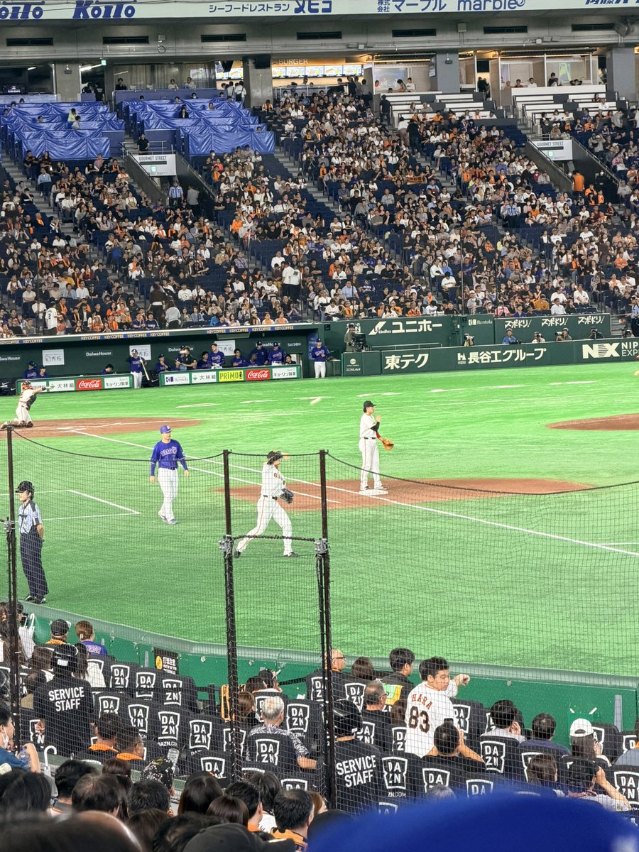con24yt's tweet photo. 平山とジョージがキャッチボールする前にキャッキャしててかわいかった。 https://t.co/HP2wnm0Ilg