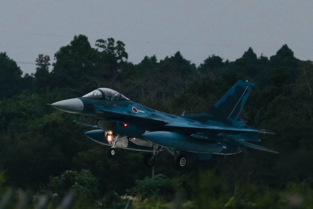 htkcno81's tweet photo. 八戸航空基地オータムフェスタ帰りのF2撮れました✨
お疲れ様でした♪
#八戸航空基地オータムフェスタ
#百里基地 https://t.co/FtbpyAPW9x