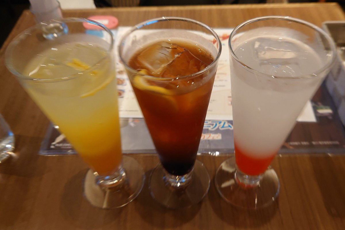 yuuma__w's tweet photo. 今日のランチは、ホテル京阪でユーフォニアムのコラボカフェ。
麗奈のパスタとドリンク全種、美味しく頂きました。
パスタ、少なさそうに見えるけど、高さのある皿で、下に潜んでいました。
久美子のコースター、ステッカー自引き。 https://t.co/0DXbP4iJyb