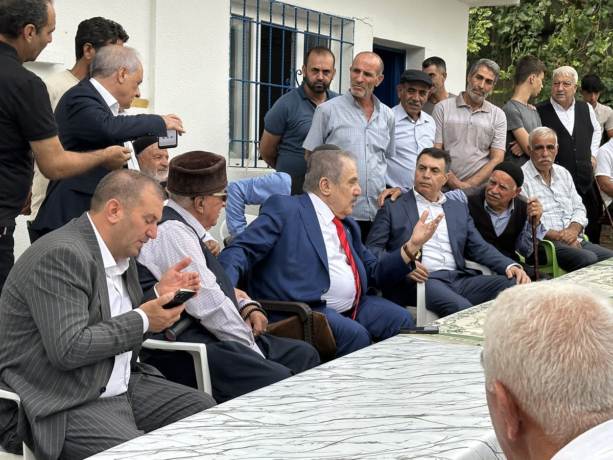 SalimEnsarioglu's tweet photo. Doğup büyüdüğüm Dicle’mizin Yeşilsırt Mahallesi’ni ziyaret ederek, geceyi de burada geçiriyoruz. Çocukluğumun ve güzel anılarımın olduğu bu yerde hemşerilerimiz ve akrabalarımızla bir araya gelerek, yapılması planlanan GES projesiyle ilgili düşüncelerini, çekincelerini ve beklentilerini dinledim.

Özellikle belirtmek isterim ki; GES yatırımlarına ve yenilenebilir enerji projelerine karşı değilim. Ülkemizin enerji ihtiyacının karşılanması ve yenilenebilir enerji kaynaklarımızın değerlendirilmesini önemli buluyorum.

Buradaki hassasiyetimiz; projenin uygulanacağı alanın tarım ve mera niteliği, doğal yapı, su kaynakları ve çevresel etkilerinin yanı sıra yöre halkımızın görüş ve beklentilerinin de dikkate alınmasıdır.

Amacımız projeye karşı çıkmak değil; Dicleli ve Yeşilsırtlı hemşerilerimizin endişelerinin dinlenmesi, haklı hassasiyetlerinin ilgili mercilerce değerlendirilmesi ve sürecin istişare içerisinde, şeffaf ve duyarlı bir şekilde yürütülmesine katkı sunmaktır.