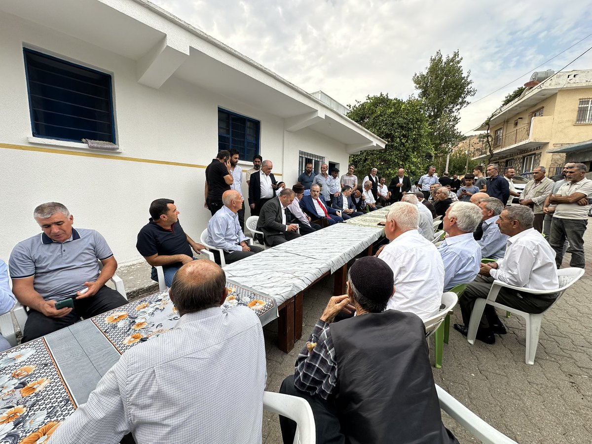 SalimEnsarioglu's tweet photo. Doğup büyüdüğüm Dicle’mizin Yeşilsırt Mahallesi’ni ziyaret ederek, geceyi de burada geçiriyoruz. Çocukluğumun ve güzel anılarımın olduğu bu yerde hemşerilerimiz ve akrabalarımızla bir araya gelerek, yapılması planlanan GES projesiyle ilgili düşüncelerini, çekincelerini ve beklentilerini dinledim.

Özellikle belirtmek isterim ki; GES yatırımlarına ve yenilenebilir enerji projelerine karşı değilim. Ülkemizin enerji ihtiyacının karşılanması ve yenilenebilir enerji kaynaklarımızın değerlendirilmesini önemli buluyorum.

Buradaki hassasiyetimiz; projenin uygulanacağı alanın tarım ve mera niteliği, doğal yapı, su kaynakları ve çevresel etkilerinin yanı sıra yöre halkımızın görüş ve beklentilerinin de dikkate alınmasıdır.

Amacımız projeye karşı çıkmak değil; Dicleli ve Yeşilsırtlı hemşerilerimizin endişelerinin dinlenmesi, haklı hassasiyetlerinin ilgili mercilerce değerlendirilmesi ve sürecin istişare içerisinde, şeffaf ve duyarlı bir şekilde yürütülmesine katkı sunmaktır.