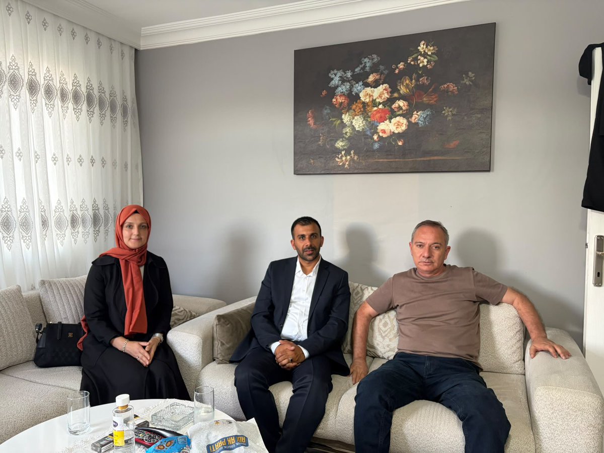 Muhmmtvanlioglu's tweet photo. Kahraman gazilerimize duyduğumuz minnet bir güne sığmaz. Onların yanında olmak, hatıralarını dinlemek ve fedakârlıklarını gelecek nesillere aktarmak hepimizin vefa borcudur.

Biz de 19 Eylül Gaziler Günü’nde kıymetli gazilerimiz Murat Özayan, Hikmet Çay ve Ejder Su Ekinci’yi ziyaret ederek kendilerine şükranlarımızı sunduk.

Vatanımız uğruna gösterdikleri fedakârlıkları daima gönlümüzde taşıyacak, emanetlerine sahip çıkacağız.

Ebediyete irtihal eden gazilerimizi rahmetle anıyor, hayatta olan tüm gazilerimize sağlık ve huzur dolu bir ömür diliyoruz. 🇹🇷

#GazilerGünü