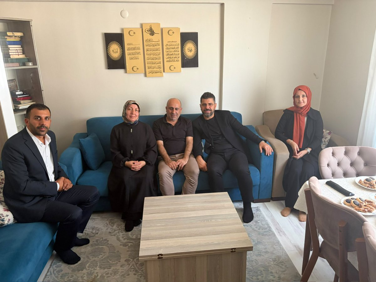 Muhmmtvanlioglu's tweet photo. Kahraman gazilerimize duyduğumuz minnet bir güne sığmaz. Onların yanında olmak, hatıralarını dinlemek ve fedakârlıklarını gelecek nesillere aktarmak hepimizin vefa borcudur.

Biz de 19 Eylül Gaziler Günü’nde kıymetli gazilerimiz Murat Özayan, Hikmet Çay ve Ejder Su Ekinci’yi ziyaret ederek kendilerine şükranlarımızı sunduk.

Vatanımız uğruna gösterdikleri fedakârlıkları daima gönlümüzde taşıyacak, emanetlerine sahip çıkacağız.

Ebediyete irtihal eden gazilerimizi rahmetle anıyor, hayatta olan tüm gazilerimize sağlık ve huzur dolu bir ömür diliyoruz. 🇹🇷

#GazilerGünü