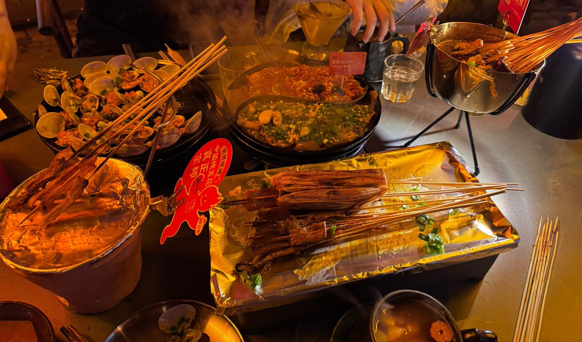 JacindaFraot's tweet photo. It's 11pm at the tiny alley food stall. Miso soup steams in chipped bowls, grilled eel smells like honey and ash, and silence wraps around us like a warm blanket. No rush, just tonight's small warmness.， https://t.co/2KtFRPyCrN