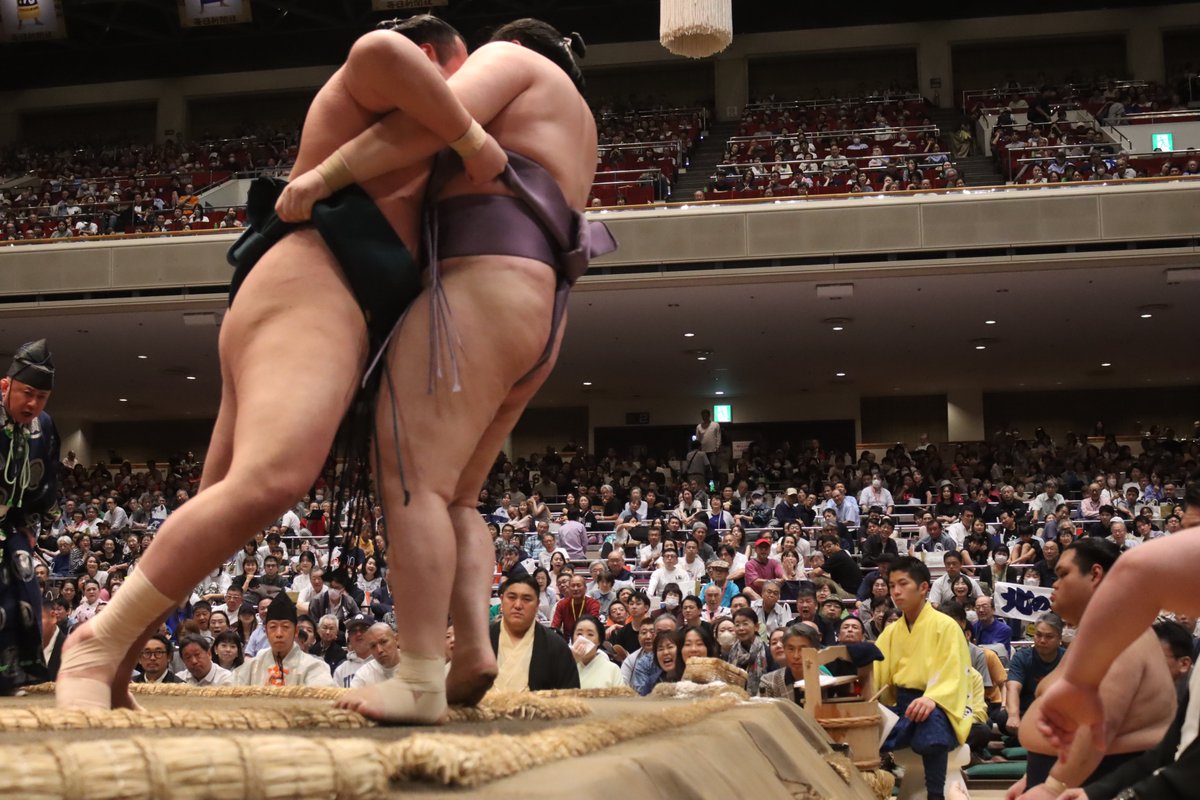 sumokyokai's tweet photo. ＜七日目の様子＞
十両取組。
嘉陽（７勝）叩き込み　錦木（２勝５敗）
輝（７勝）押し出し　栃大海（２勝５敗）
北の若（７勝）寄り切り　阿武剋（３勝４敗）
大青山（６勝1敗）寄り切り　一意（１勝６敗）
#sumo #相撲 #九月場所 #秋場所 https://t.co/GVZGqCUMAL