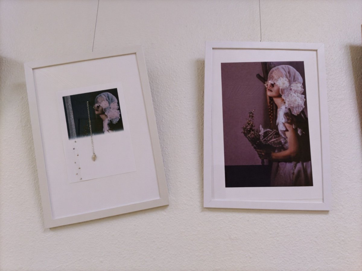 lana_bouloches's tweet photo. 写真展 (個展) 〜彩〜

9/19(金)-10/3(土)

#ラコルタ柏 ２階通路

ポップ系な展示(23点)。

9:00-21:00/ 無休

photo: nao @studio_opera_ex &amp; 毛玉
collage &amp; decoration: 毛玉
model: 毛玉
illustration: けだるまさん。
panel: nao 
special thanks: fujinoie

#個展
#pop
#写真
#イラスト
#ピアス https://t.co/4UyqWqUeIf