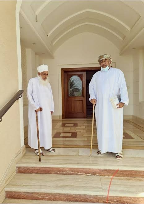 humood_88's tweet photo. @ByanTv سعيد جداد كان معارضا واخطأ كثيرا وبعد ذلك نال العفو السامي واعتذر عن ما بدر منه واثناء عودته الى الوطن زار سماحة شيخ احمد الخليلي في بيته ....وقلنا لك يا شيخ احشم اللحية اللي في وجهك واشغل بنفسك بشي ينفعك في اخرتك .. https://t.co/kEe0O9YtbM