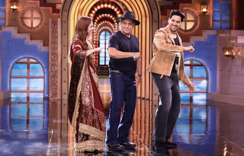 BeingSohail__'s tweet photo. LATEST - #BiggBoss20 set pic featuring the OG Indian TRP King Megastar #SalmanKhan! 🔥

Tamannaah Bhatia &amp; Sidharth Malhotra join Bhai to promote their upcoming project.

Bhai looking fitter, younger &amp; more dashing than ever! 🔥 https://t.co/1azfuvv7Io