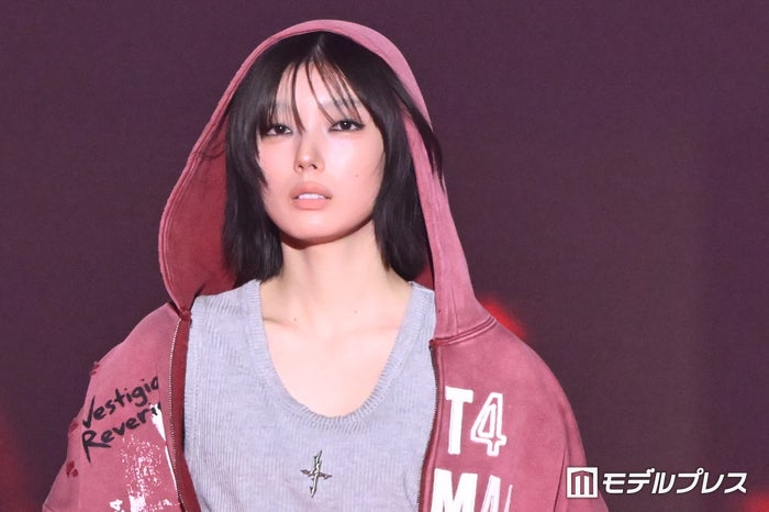 modelpress's tweet photo. 【❤️TGC 2026 A/W❤️】

櫻坂46藤吉夏鈴、スモーキーメイクで雰囲気一変 クールな佇まいに視線集中
https://t.co/qAvVOxzHaS

#マイナビTGC #TGC https://t.co/vI7HGlUOHZ