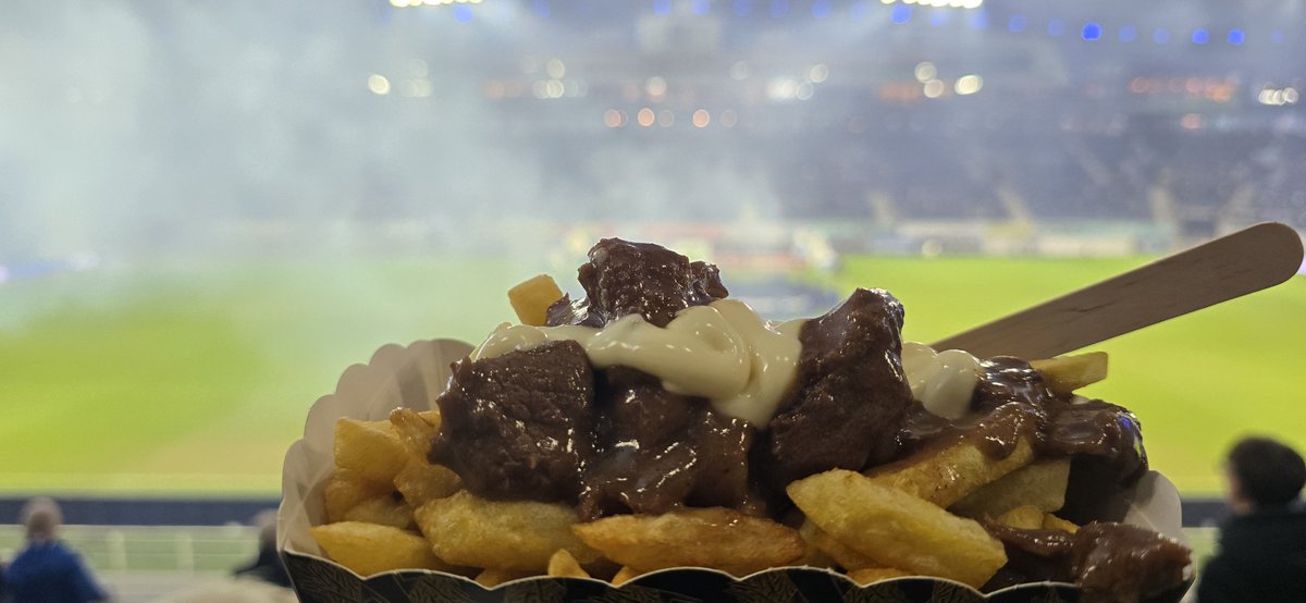 AnFlanders's tweet photo. AA Gent 2:1 Standard Liege 🇧🇪  #JPL.  Another win for @KAAGent and yet another goal for 19 year old 🇵🇦 sensation - Josue Vergara.  Gent go to top after 7 games unbeaten &amp; with 6 wins.  A first evening Flemish stew with fries 🍟 &amp; mayo. Crowds are back up - a title push? #GNTSTA https://t.co/sJor2lZlQ4