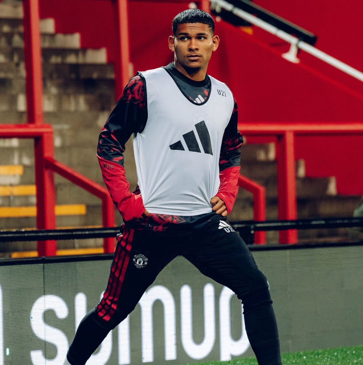 FrankEra_'s tweet photo. Diego León back with the Manchester United U21s the other night 💪🇵🇾 https://t.co/EHokcqWiwb