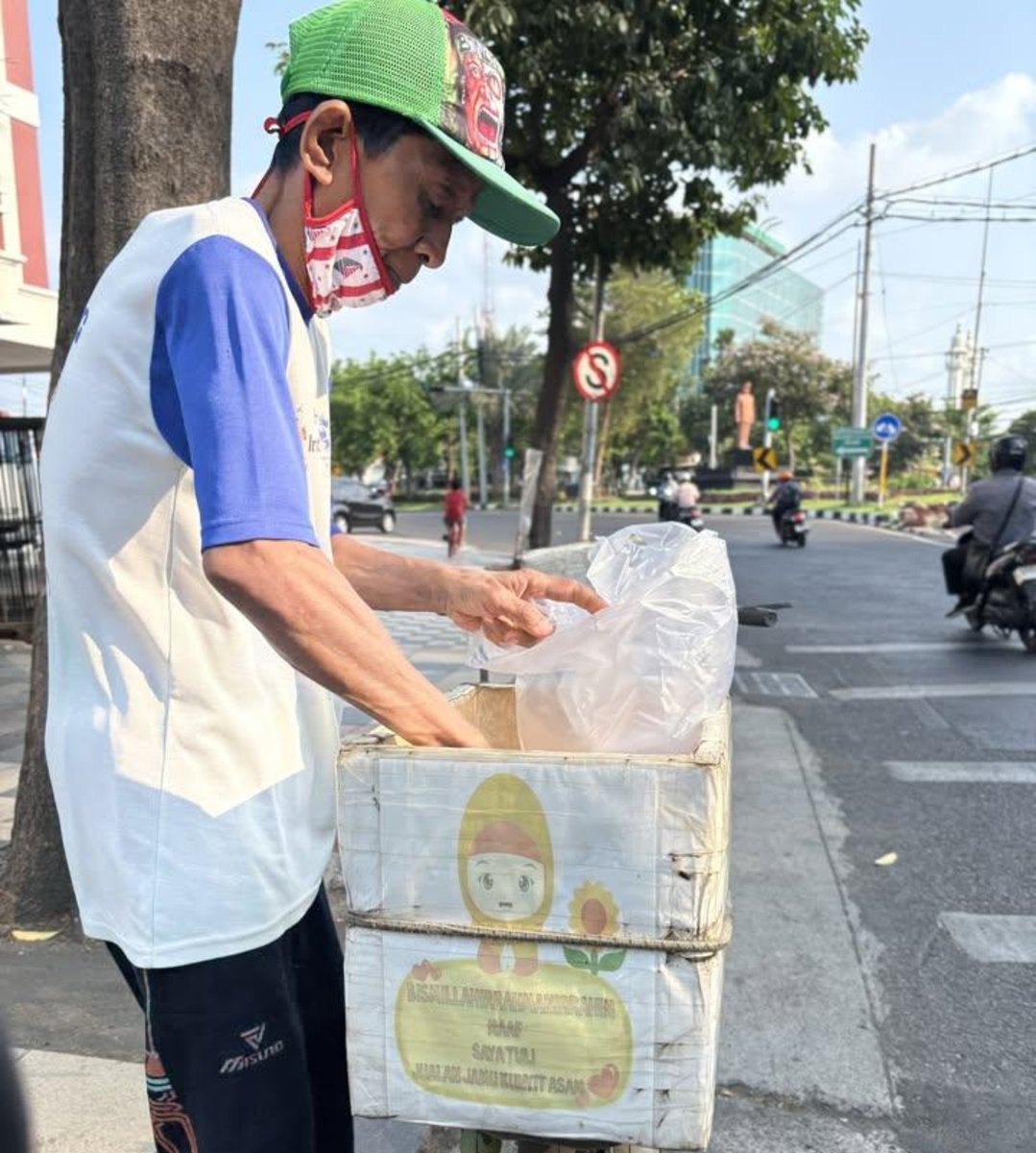 LiaAfri03881071's tweet photo. Teman teman yang di daerah jl indrapura, daerah krembangan sby, boleh tolong di larisin dagangan bapaknya nya ya. beliau jualan setelah kantor BCA KCU Indrapura, jualan jamu kunyit asam harga nya 5rb rupiah, oh ya bapaknya tuli dan jualannya tiap SABTU 🥹🙏🏻
Tutidwi. h https://t.co/icmpdYugyy