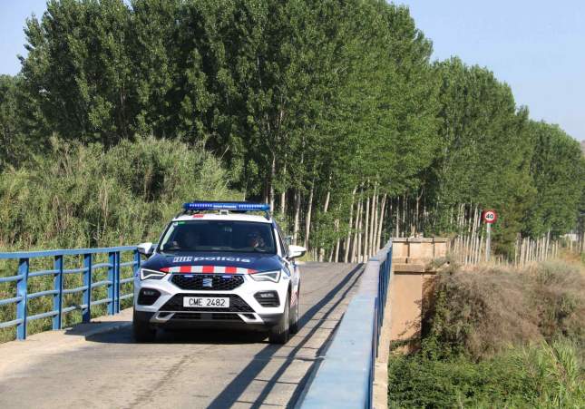 AntiburocraciaC's tweet photo. Sortia a córrer un dissabte al migdia pels camins d'Aiguaviva Parc, a Vidreres. Sis dies després, els Mossos han detingut un noi de 17 anys com a presumpte autor de la seva violació.

Dissabte 12 de setembre, cap al migdia. Una jove de 22 anys corre per una zona boscosa de la urbanització Aiguaviva Parc, a Vidreres. No coneix de res l'home que se li acosta.

Segons han publicat El Caso i l'agència EFE, l'agressor duia una falç. La va amenaçar amb aquesta falç i la va violar. Després va fugir.

Ella va trucar als serveis d'emergència. El SEM la va traslladar a l'hospital perquè la visités el forense, i els Mossos li van prendre declaració aquell mateix dia.

El dimecres, un centenar de persones es van concentrar davant l'Ajuntament. L'alcalde, Jordi Camps, va llegir un manifest que reclamava "justícia". Hi deia que no es pot normalitzar que una dona no pugui sortir a córrer, anar a treballar o tornar a casa sense por.

Divendres a la tarda, la Divisió d'Investigació Criminal de la regió policial de Girona va detenir un noi de 17 anys al mateix municipi. Ha passat a disposició de la Fiscalia de Menors.

La policia no ha donat més detalls ni la nacionalitat. Tampoc se sap si hi ha altres víctimes. La investigació continua oberta.

A la newsletter d’Antiburocràcia Catalunya parlem de solucions per lluitar contra el desastre de les Administracions. Però també m’agrada explicar històries com aquesta i unir els dos mons.

Perquè moltes vegades una bona història t’ajuda a entendre millor com ens compliquen la vida... i com evitar que ens agafin desprevinguts.

I aquest setembre passa una cosa especial: neix el Club Antiburocràcia Catalunya.

I a la Newsletter, aquests dies te n'explicaré els detalls i els beneficis exclusius per als socis fundadors.

Apunta-t’hi de franc: 👉 https://t.co/0202AubGyn

(Assegura’t de posar bé el correu. Després, rebràs un correu electrònic de confirmació. Si no el veus, revisa la carpeta de correu brossa, arrossega’l a la safata principal i confirma'l perquè t'arribin totes les novetats.)