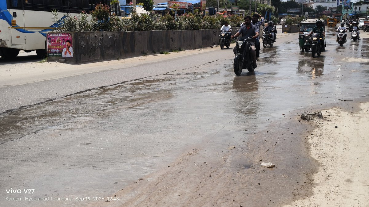 ReporterKareem's tweet photo. @CMC_Offcl @DC_Alwyncolony @Comm_HYDRAA @MC_Cyberabad @GummallaSrijana @TelanganaCS @ZC_Kukatpally1 రోడ్డు పూర్తిగా డ్యామేజ్ అవుతుంది. ప్రజా ధనం దుర్వినియోగం అవుతున్న మీ అధికారులు స్పందించడం లేదు. https://t.co/KTDyr53wDJ