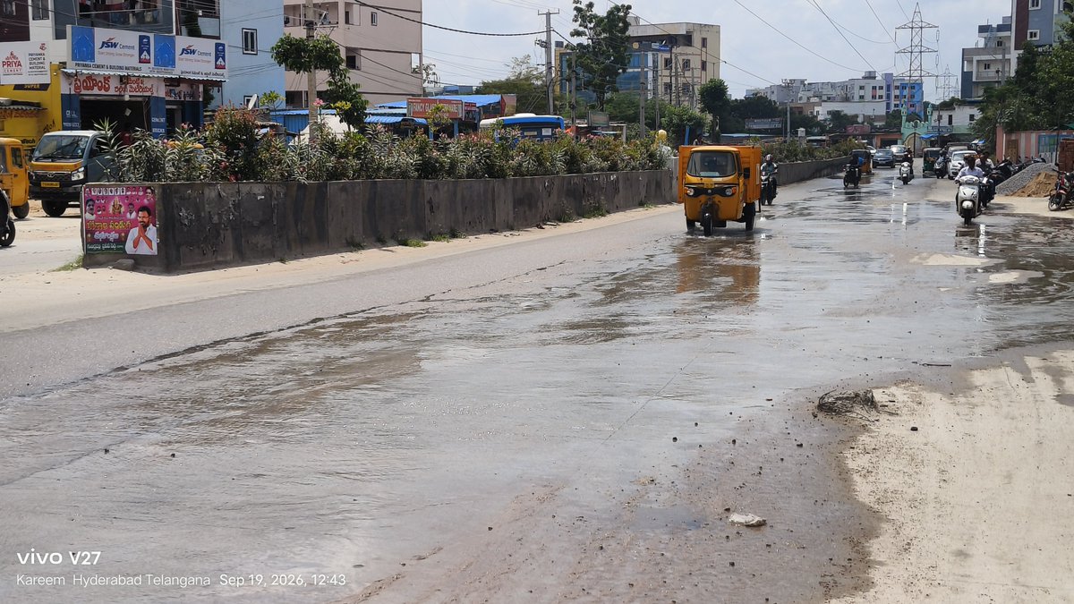 ReporterKareem's tweet photo. @CMC_Offcl @DC_Alwyncolony @Comm_HYDRAA @MC_Cyberabad @GummallaSrijana @TelanganaCS @ZC_Kukatpally1 రోడ్డు పూర్తిగా డ్యామేజ్ అవుతుంది. ప్రజా ధనం దుర్వినియోగం అవుతున్న మీ అధికారులు స్పందించడం లేదు. https://t.co/KTDyr53wDJ