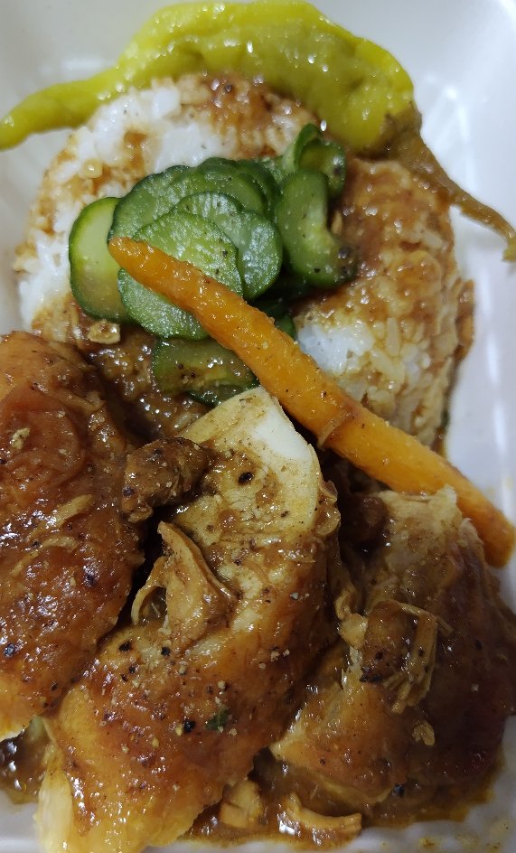 girime's tweet photo. アンドセジュールさんのハーブチキンコンフィ弁当。ジューシーなチキンがたっぷり詰まっていてこちらも安定の美味しさ😋 容器が深底なので思ったよりボリュームがありますw  #マリノススタグル https://t.co/Fdj1SlJtks