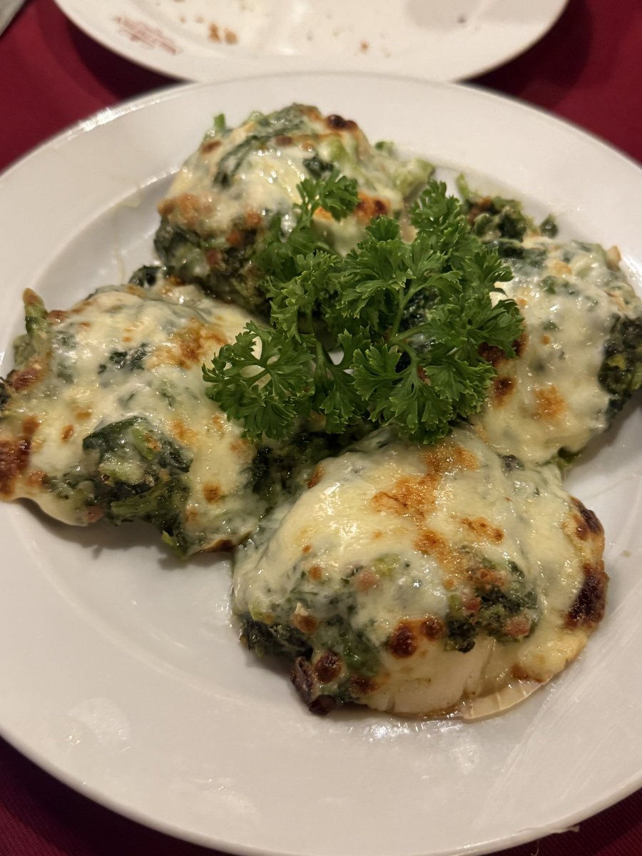 Mel_kirakira's tweet photo. 🥩 Neil’s Tavern — steakhouse เก่าแก่ในซอยร่วมฤดีที่รสชาติดีแบบไว้วางใจได้

ร้านเปิดมาตั้งแต่ ปี 1969 ปีเดียวกับที่ Neil Armstrong เหยียบดวงจันทร์ 🌕 เรียกว่าอยู่คู่กรุงเทพฯ มากว่าครึ่งศตวรรษแล้ว

รอบนี้เริ่มด้วย Lobster Bisque 🦞 ซุปเข้มข้น หอมมัน อันนี้ชอบมาก ตามด้วย Scallop Rockefeller อบร้อน ๆ รส rich กำลังดี

จานหลักเป็น Tenderloin 🥩 เนื้อนุ่ม ทำมาดีแบบ classic steakhouse และสิ่งที่ชอบคือ ไม่เอาผักสดมาวางปนในจานสเต๊ก สลัดแยกมาให้อีกจาน เนื้อก็คือเนื้อ 😂

ปิดท้ายด้วย Black Forest Cake 🍒🍫 คลาสสิกตั้งแต่จานแรกยันของหวาน

เป็น steakhouse ที่ไม่ได้หวือหวาตามเทรนด์ แต่ถ้าอยากกินอาหารฝรั่งแบบคลาสสิกที่ รสชาติการันตีความอร่อย Neil’s Tavern ยังเป็นร้านที่นึกถึงเสมอ 🤎
