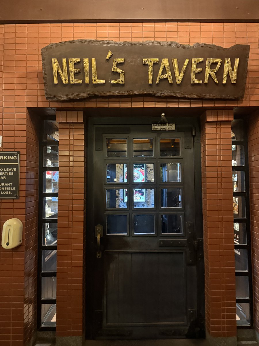 Mel_kirakira's tweet photo. 🥩 Neil’s Tavern — steakhouse เก่าแก่ในซอยร่วมฤดีที่รสชาติดีแบบไว้วางใจได้

ร้านเปิดมาตั้งแต่ ปี 1969 ปีเดียวกับที่ Neil Armstrong เหยียบดวงจันทร์ 🌕 เรียกว่าอยู่คู่กรุงเทพฯ มากว่าครึ่งศตวรรษแล้ว

รอบนี้เริ่มด้วย Lobster Bisque 🦞 ซุปเข้มข้น หอมมัน อันนี้ชอบมาก ตามด้วย Scallop Rockefeller อบร้อน ๆ รส rich กำลังดี

จานหลักเป็น Tenderloin 🥩 เนื้อนุ่ม ทำมาดีแบบ classic steakhouse และสิ่งที่ชอบคือ ไม่เอาผักสดมาวางปนในจานสเต๊ก สลัดแยกมาให้อีกจาน เนื้อก็คือเนื้อ 😂

ปิดท้ายด้วย Black Forest Cake 🍒🍫 คลาสสิกตั้งแต่จานแรกยันของหวาน

เป็น steakhouse ที่ไม่ได้หวือหวาตามเทรนด์ แต่ถ้าอยากกินอาหารฝรั่งแบบคลาสสิกที่ รสชาติการันตีความอร่อย Neil’s Tavern ยังเป็นร้านที่นึกถึงเสมอ 🤎