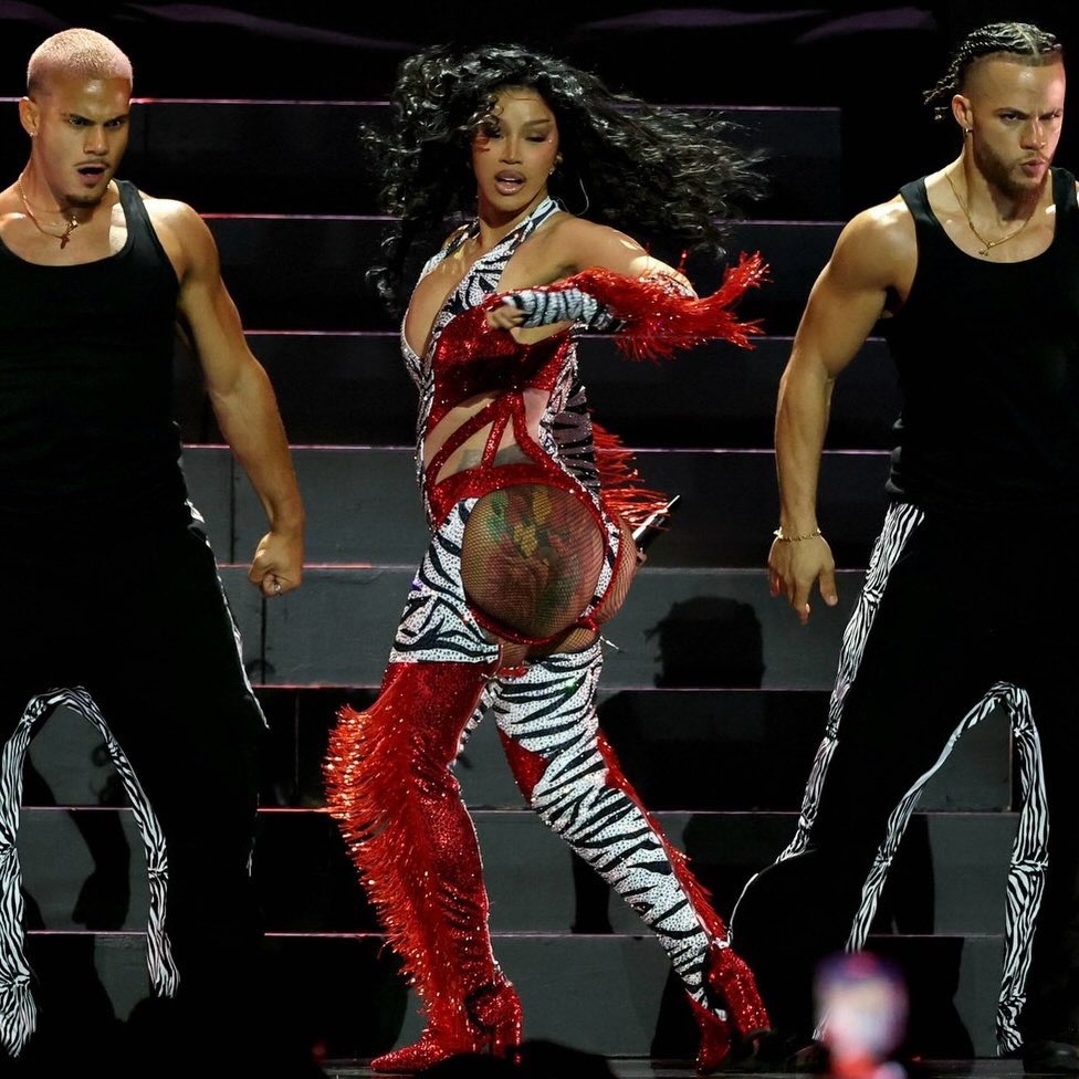UnaskedOnX's tweet photo. Vegas paid Cardi to perform, the crowd paid to see if she'd actually show up on time. https://t.co/oyhvRIpsr2