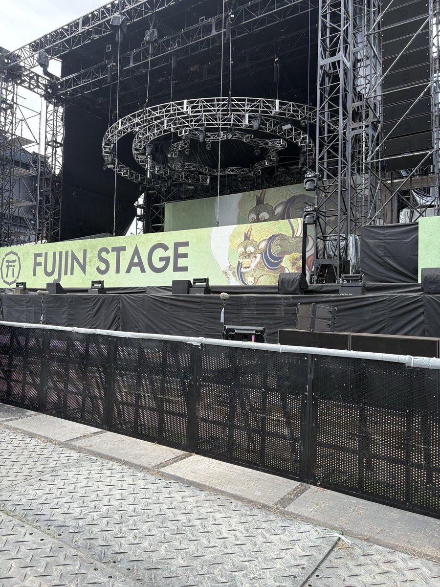 gyoko116's tweet photo. トゲトゲのFEST. INAZUMA、最高でした🔥

整番6000番台だったけど、朝から並んで初めて最前で見られて嬉しかった😊
新曲の「群青ミニアチュール」を今回も聴けたし、「視界の隅　朽ちる音」でタオルを回せて、久しぶりの「極私的極彩色アンサー」まで聴けて大満足🎸
あっという間の30分でした✨

ちょっと疲れたので、ももクロは後方でゆっくり楽しみます🍀

#トゲナシトゲアリ
#フェストイナズマ