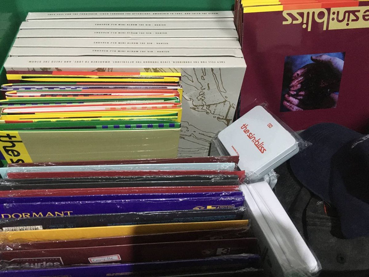 mhyxxxx_'s tweet photo. at dahil may tix na......

will give free unsealed albums on the day (no pc) po, lahat ng nasa pic na album since natatambak lang kasi sayang naman sila ><

open for team loob and especially for team labas on the day 

SEE YOUUU!!

#DunkinPH_ENDLESS #ENHYPEN https://t.co/FQN12DvZtk
