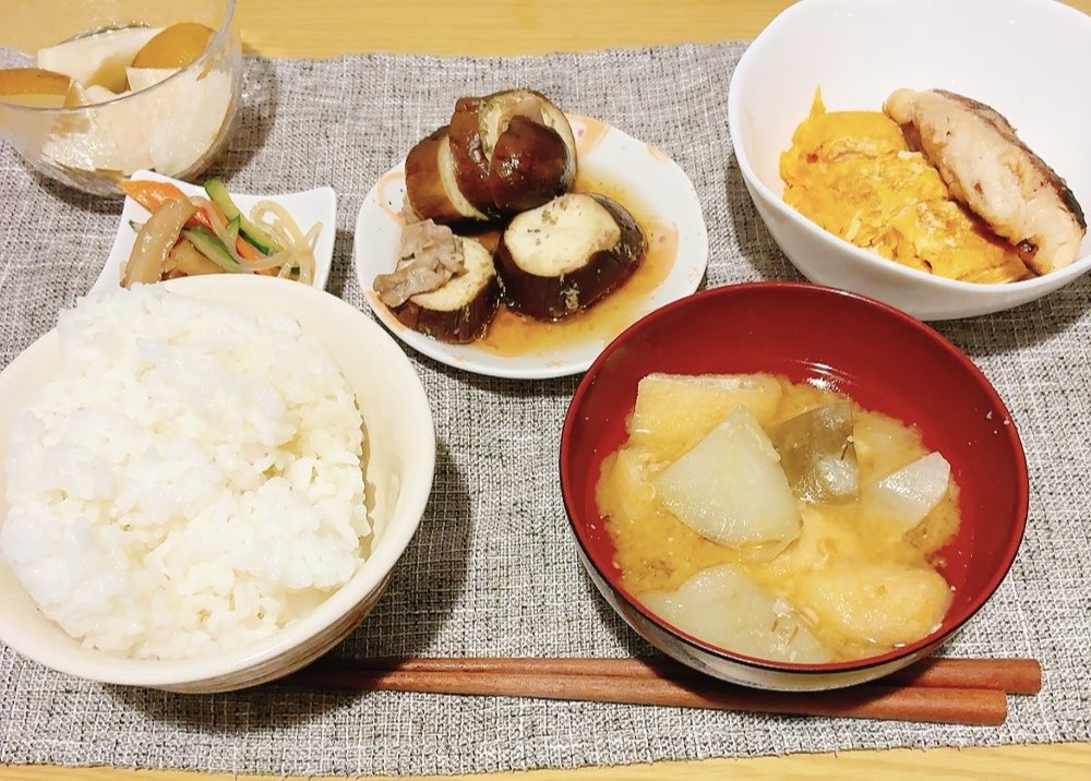 panda_ka_tabun's tweet photo. 今日の夕食
ささみの塩麹焼き、だし巻き
ナスと豚肉の重ね蒸し
春雨サラダ
みそしる
ごはん
梨

味噌汁には、今日分けてもらったえさか農園の白ナスが入ってます https://t.co/cRgJWIpd0Q