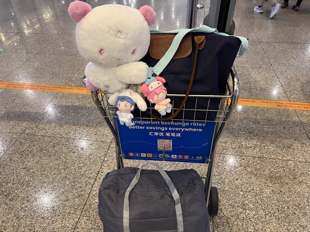 mailoni_Plli's tweet photo. I’m back to reality. Japan merch so cute and I haven’t preorder comeback album. 🥹🥹 But money is limited too. I wish to be richer. 💰 https://t.co/yHAow6Diuk