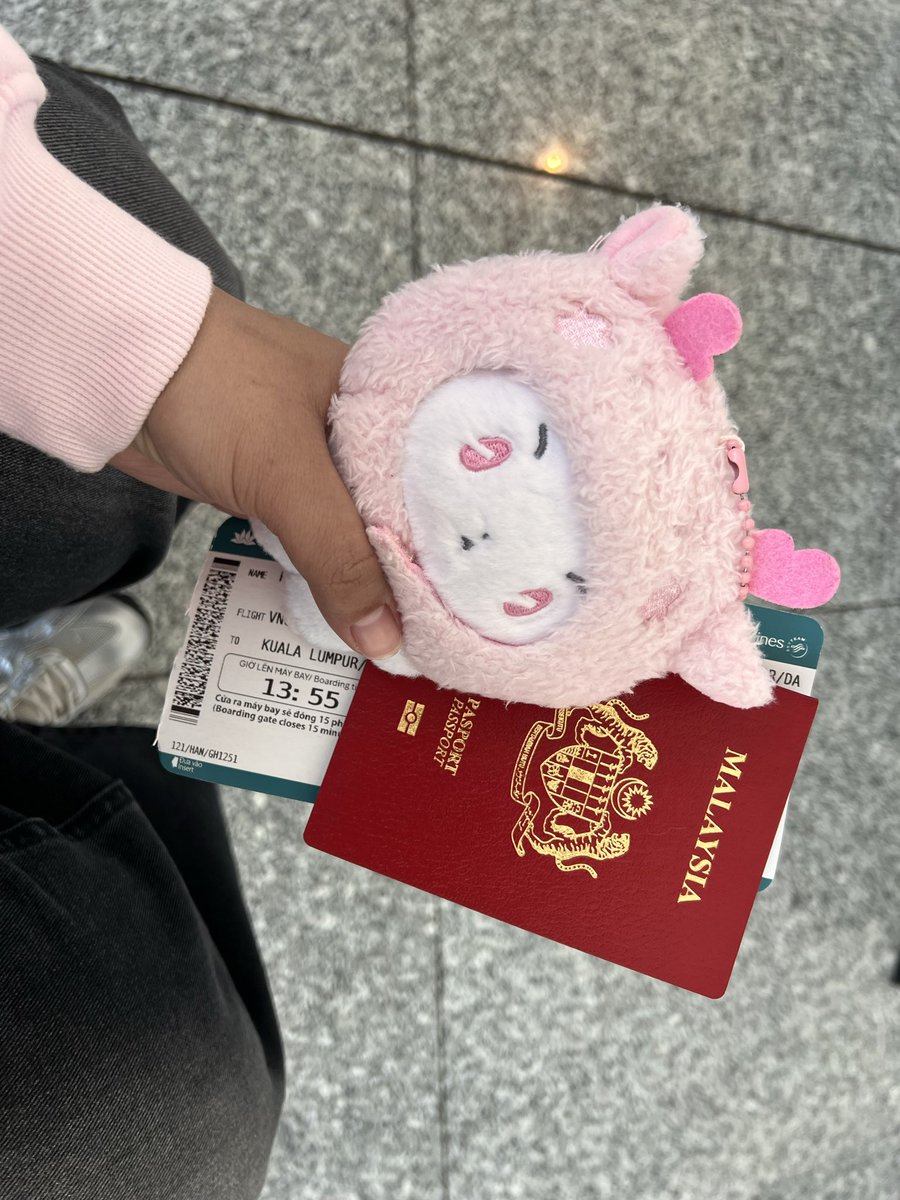mailoni_Plli's tweet photo. I’m back to reality. Japan merch so cute and I haven’t preorder comeback album. 🥹🥹 But money is limited too. I wish to be richer. 💰 https://t.co/yHAow6Diuk