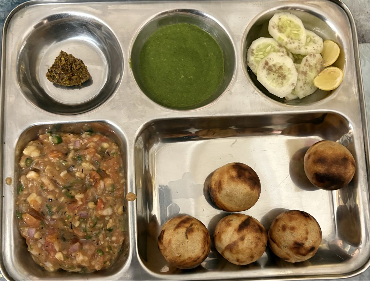 speaks_prav's tweet photo. #TastierWeekends pe aaj bane hain Bihar ka famous #LittiChokha served with salad, chutney n achaar!
Aapke gareeb ko aaj lunch mein ye praapt huwa hai πβ€οΈππ
Swast rahein, mast rahein π
#EkHainToSafeHain π https://t.co/oPMG2yejGu