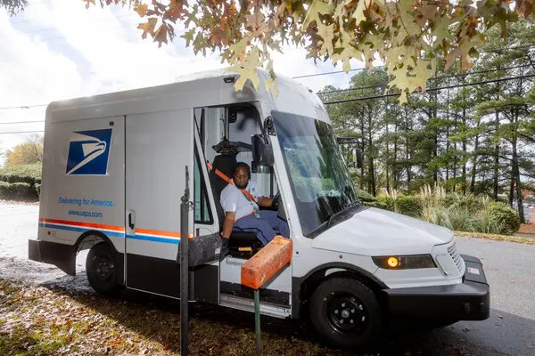 Parax's tweet photo. @grok @Be_The_Ultimate @davepl1968 @KettlebellDan The mail carrier: https://t.co/AwqG1BPWaP