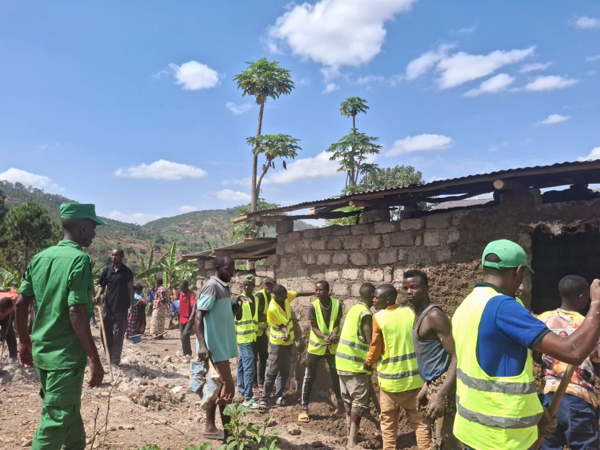 nycnyanza's tweet photo. Mu mirenge yose igize @NyanzaDistrict hari gukorwa Umuganda wihariye w’Urubyiruko aho ku rwego rw’Akarere, wabereye mu Murenge wa @SectorMuyira, Akagari ka Nyundo. Uri kwibanda ku kubakira no gusanira Abatishoboye, gusibura imirwanyasuri n'ibindi. @RwandaYouthArts

#SoberGen https://t.co/oT4o5zTlnD