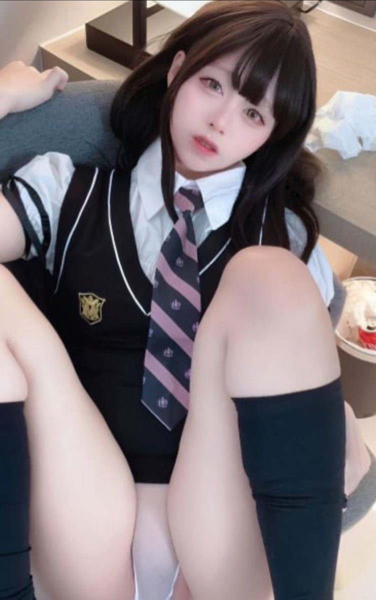 emily87ye1's tweet photo. 新鲜出炉。开炫！开炫！

刚拍形体课福照，有人评锐吗？  

是胖粉哒！！看完不许瞎说🫣 https://t.co/OIVuCoKZS9