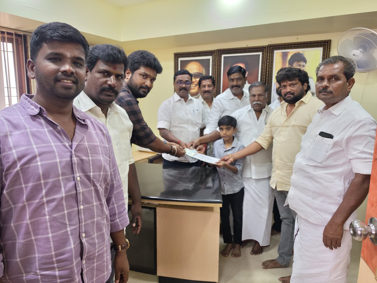 ilango_dmk's tweet photo. 🏴🚩முன்னாள் முதல்வர் கழக தலைவர் மு.க .ஸ்டாலின் அவர்களின் வழிகாட்டுதலில் 🌅 மாண்புமிகு எதிர்க்கட்சித் தலைவர் கழக இளைஞரணி செயலாளர் அண்ணன்  திரு.உதயநிதி ஸ்டாலின் அவர்களின் ஆணைகிணங்க முன்னாள் பத்திரப்பதிவு துறை அமைச்சர் மற்றும் மதுரை வடக்கு மாவட்ட செயலாளர் திரு.மூர்த்தி அவர்கள் https://t.co/S5WunVyJDw