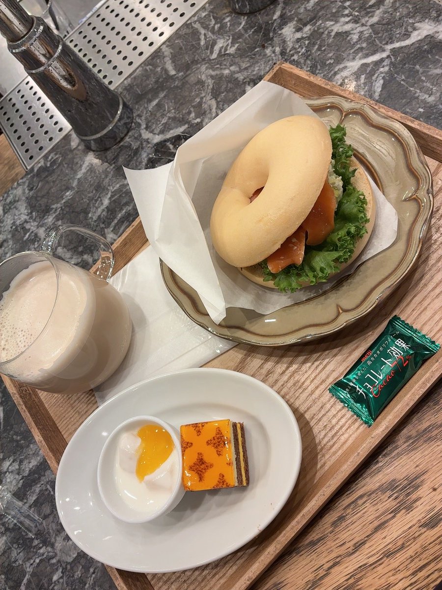 MiyaueYuika's tweet photo. お疲れ様です☆
今日、キックボクシングの初体験をしてきました。楽しかったですが、私には無理そうで諦めました💦今日からシルバーウィークですね❣️皆さま、素敵な連休をお過ごし下さいませ〜✨写真は、さっき食べたベーグルです😊#宮上唯依花 #みやうえゆいか #外食 https://t.co/OZO4flH5Hq