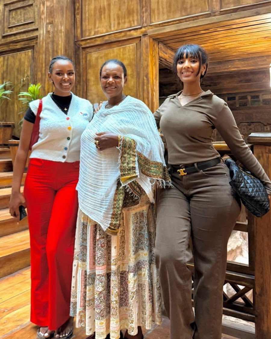 damylareee's tweet photo. Mama gave birth to 2 giant beauties… family goals 😍 https://t.co/DQrjwitTfq