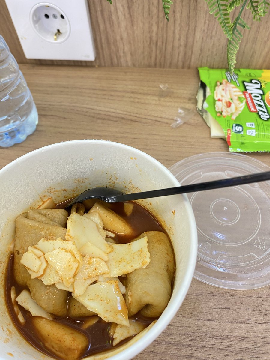 dessertlo0vee's tweet photo. tteobokki + mozza 😍🫰🏻 https://t.co/QSm3CgdFmn
