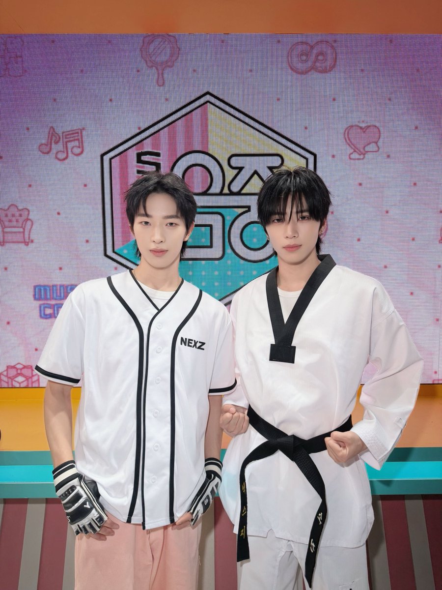 NEXZ_official's tweet photo. [#쇼음악중심]

9월 19일 오늘의 <쇼! 음악중심>
스페셜 MC 토모야 &amp; 소 건 ⚾🥋

#NEXZ #TOMOYA #SOGEON 
#MBC #MUSICCORE https://t.co/iEzCE87qzq