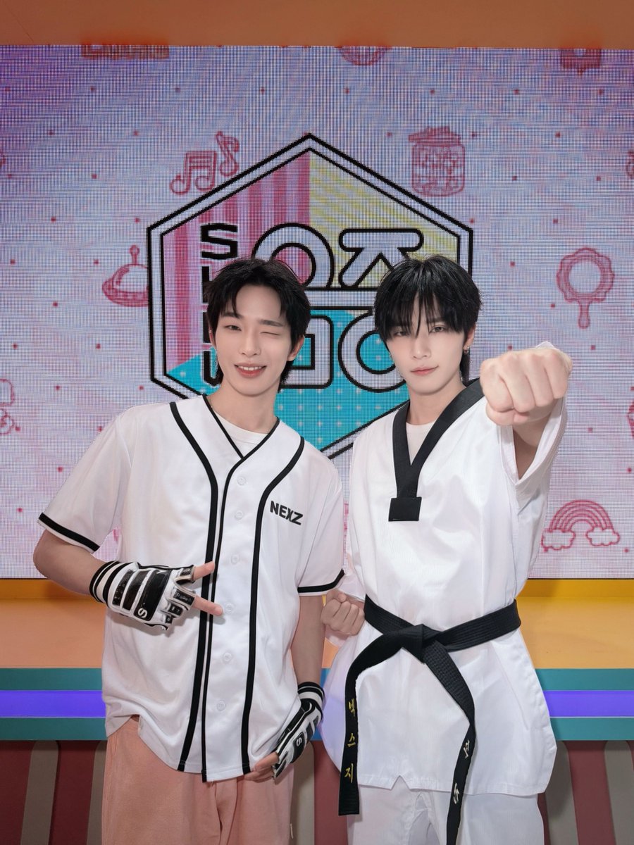 NEXZ_official's tweet photo. [#쇼음악중심]

9월 19일 오늘의 <쇼! 음악중심>
스페셜 MC 토모야 &amp; 소 건 ⚾🥋

#NEXZ #TOMOYA #SOGEON 
#MBC #MUSICCORE https://t.co/iEzCE87qzq