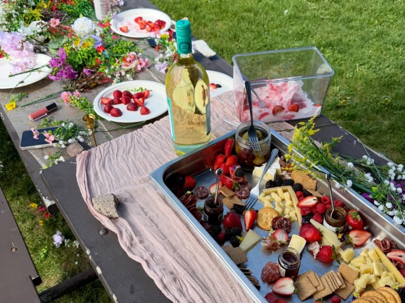 Ameliaqwfa's tweet photo. Promise me you'll have an outdoor party with friends! A tipsy afternoon is pure bliss.#GirlsNightOut #GoodVibes https://t.co/JjmKYMY2R7