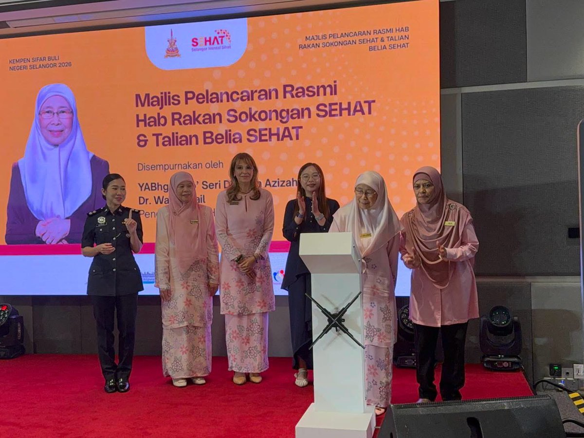 drwanazizah's tweet photo. Selaku pengerusi KASIH Malaysia, saya telah hadir ke Kempen Sifar Buli Negeri Selangor, sebagai usaha meningkatkan kesedaran mengenai kesan buli terhadap kesihatan mental serta membudayakan persekitaran yang lebih selamat dan prihatin untuk anak-anak dan golongan belia.

Kempen ini telah dianjurkan oleh Kerajaan Negeri Selangor melalui Jawatankuasa Tetap Kesihatan Awam bersama KASIH Malaysia dan Polis Diraja Malaysia (PDRM).

Turut hadir, Yang Berhormat Puan Jamaliah Binti Jamaluddin, EXCO Kesihatan Awam dan Alam Sekitar Negeri Selangor serta YBrs. Inspektor Natalie Anak Allin, Bahagian Siasatan Seksual, Wanita, & Kanak-kanak, Ibu Pejabat Polis Kontijen Selangor.

Saya turut berkesempatan menyempurnakan pelancaran Inisiatif Hab Rakan Sokongan SEHAT dan Talian Belia SEHAT di bawah Program Selangor Mental Sihat (SEHAT). Hab Rakan Sokongan SEHAT menyediakan sesi bimbingan psikososial secara percuma dan sulit bersama Rakan Sokongan bertauliah, yang boleh ditempah melalui aplikasi SELangkah. Manakala Talian Belia SEHAT dikendalikan oleh Kaunselor Berdaftar daripada Pusat Kaunseling Selangor dan boleh dihubungi di 1700-82-7536, Isnin hingga Jumaat, 8.30 pagi hingga 4.30 petang.

Terima kasih kepada Kerajaan Negeri Selangor, Pusat Kaunseling Selangor, UIAM, NGO SAPOT dan semua pihak yang terlibat dalam pelaksanaan Kempen Sifar Buli dan penambahbaikan initiatif SEHAT.

Membanteras gejala buli adalah peranan semua pihak, bukan tanggungjawab agensi atau satu-satu entiti sahaja kerana buli boleh berlaku di mana-mana, tidak kira peringkat umur, latar belakang sosial dan profesional. Saya menyeru agar semua pihak bantu mempromosikan kempen dan perkhidmatan-perkhidmatan ini agar menfaatnya benar-benar sampai kepada mereka yang memerlukan.

Semoga segala usaha kita ini diberkati dan kita semua dilimpahi segala kebaikan di dunia dan di akhirat. Aaminn YRA