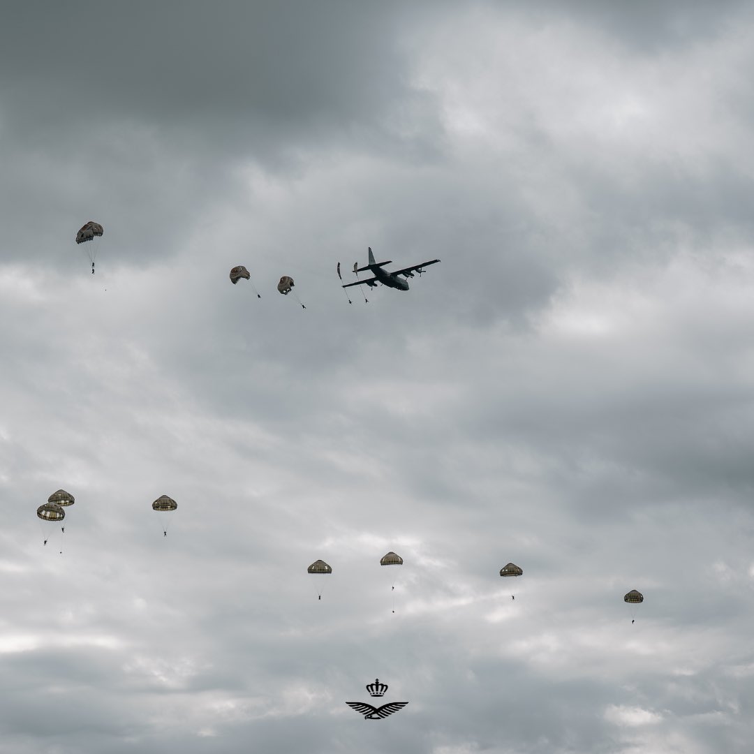 Kon_Luchtmacht's tweet photo. Transportvliegtuigen uit 11 verschillende landen, afkomstig van @VlbEindhoven, droppen vandaag honderden parachutisten ter gelegenheid van de jaarlijkse herdenking van Operatie Market Garden ✈️🪂 1/2 https://t.co/zdQGBOq4e5