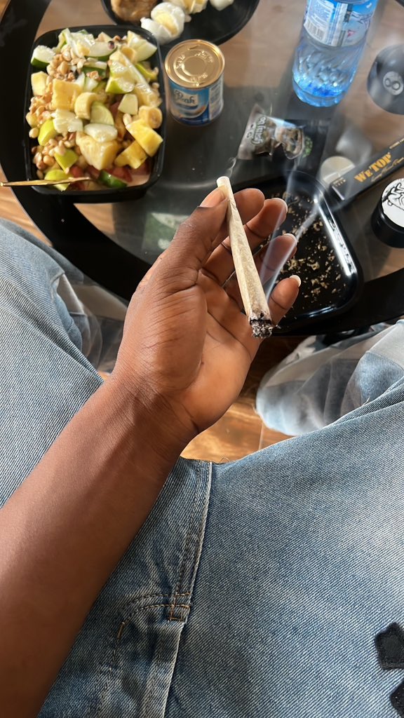 user4_Soft's tweet photo. Either rizzla or backy, scoot or Cana gbewa no classism here😂 https://t.co/cmEjeGGXS5