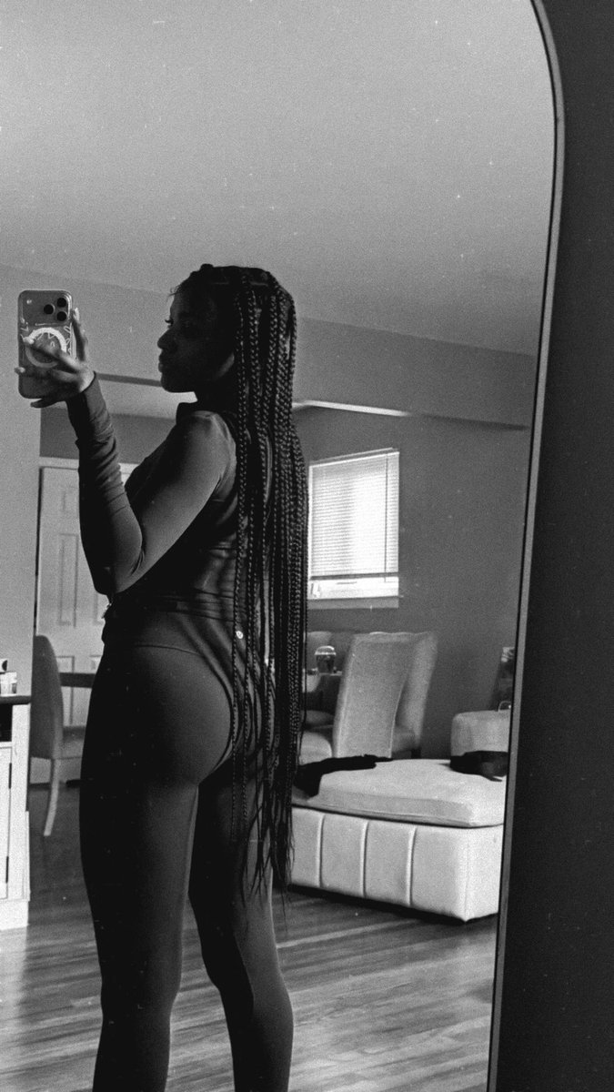 lifewithlayshea's tweet photo. i really love my lil petite shape 😭😍 #prettygirls https://t.co/cLca9cLEg9