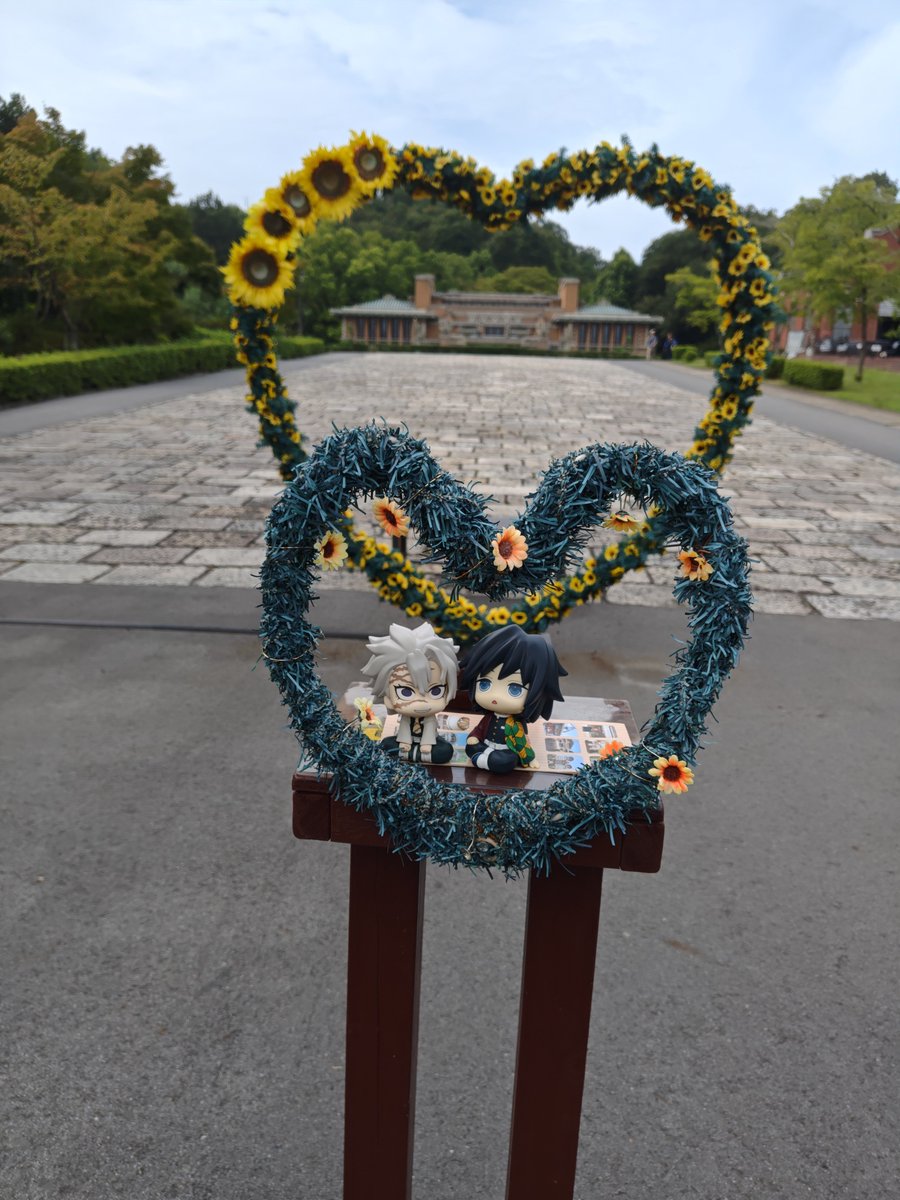 eririn_kai's tweet photo. 明治村
相変わらず赤十字病院は蝶屋敷だし、無声堂は稽古場😄
帝国ホテル前のフォトスポットはまだ夏のヒマワリだった🌻
母のお土産に季節の和三盆
季節ごとの箱がすっごく可愛いのでつい買っちゃう💕 https://t.co/slTNNf05ae