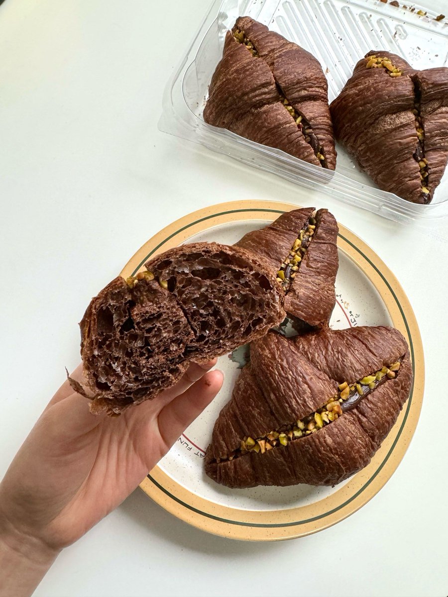 EarlieMavepue's tweet photo. Just had the perfect midday pick-me-up: warm chocolate croissant oozing with hazelnut filling, paired with a frothy iced latte. Pure cozy goodness in one bite!， https://t.co/civiZj1yss