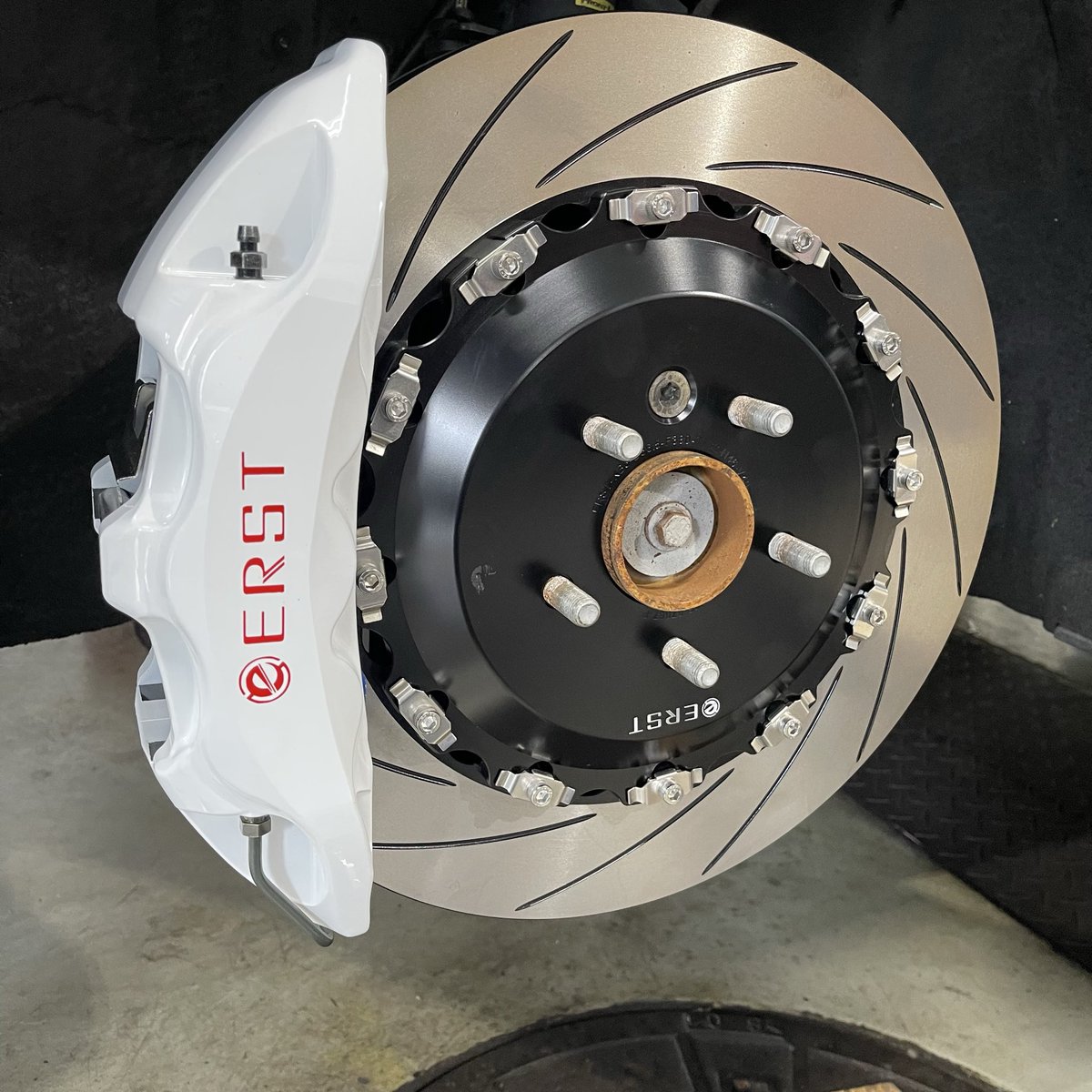 ones_volvo's tweet photo. 2019年式 ボルボV40クロスカントリーのフロントにERSTのBRAKE SYSTEM LIGHTとリヤにBRAKE BIG ROTORを装着致しました👨🏻‍🔧

フロントはブレーキバックプレートを加工し取付け
リヤはV40クロスカントリー用のBRAKE BIG ROTORは販売しておらず、特注品を取り付け致しました🙌🏻

キャリパーのカラーもお車の色味合わせてホワイトに変更✨

ローターが大きくなることにより、迫力が出て存在感ある足元に⭐️

デザイン性はもちろん、パフォーマンスにも特化したERSTのブレーキは、当店の取り付けでも人気な商品となっております💁🏻‍♀️

気になる方は是非、お気軽にワンズまでお問い合わせ下さ🤝🏻

#volvo #volvov40crosscountry #v40 #erst #brake #輸入車