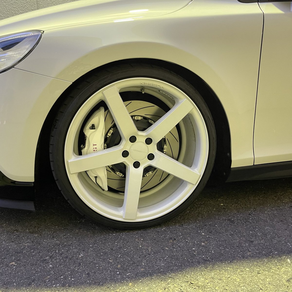 ones_volvo's tweet photo. 2019年式 ボルボV40クロスカントリーのフロントにERSTのBRAKE SYSTEM LIGHTとリヤにBRAKE BIG ROTORを装着致しました👨🏻‍🔧

フロントはブレーキバックプレートを加工し取付け
リヤはV40クロスカントリー用のBRAKE BIG ROTORは販売しておらず、特注品を取り付け致しました🙌🏻

キャリパーのカラーもお車の色味合わせてホワイトに変更✨

ローターが大きくなることにより、迫力が出て存在感ある足元に⭐️

デザイン性はもちろん、パフォーマンスにも特化したERSTのブレーキは、当店の取り付けでも人気な商品となっております💁🏻‍♀️

気になる方は是非、お気軽にワンズまでお問い合わせ下さ🤝🏻

#volvo #volvov40crosscountry #v40 #erst #brake #輸入車
